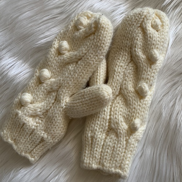 Gap Cable Knit Mittens - Picture 2 of 5